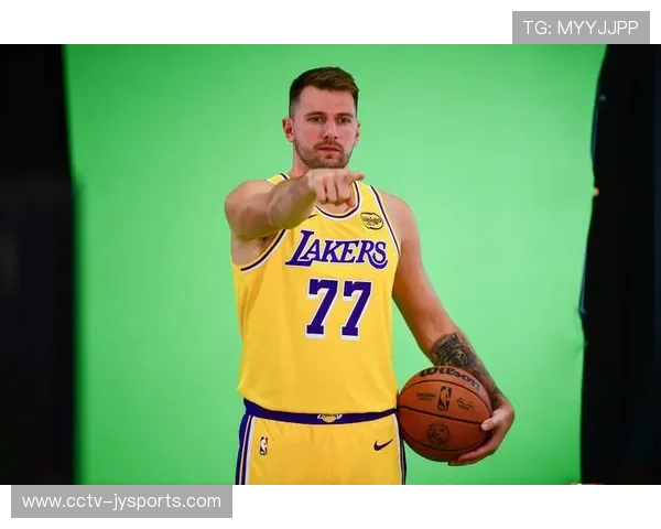 杜伦突破肘击拉拉维亚遭一级恶犯,东契奇报复动作引回看